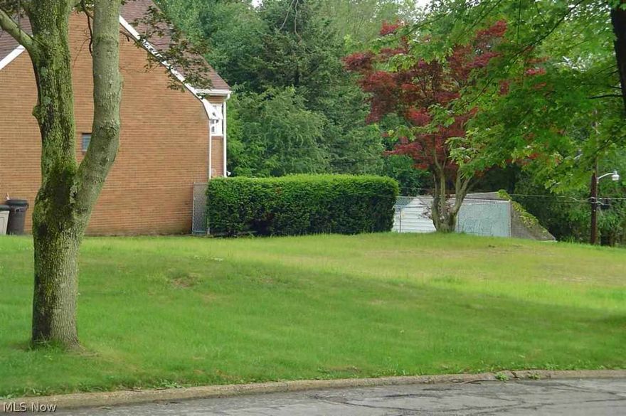 Beautiful corner level building lot in a great neighborhood.  one of the few building lots in the area.l