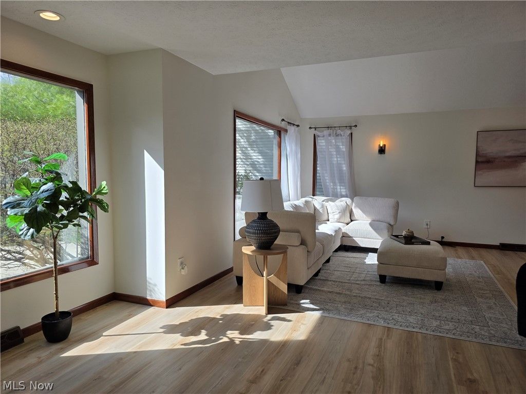 Photo of 5009 Lansdowne Drive, Solon, OH 44139 (MLS # 5199749)