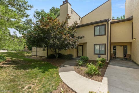 Condo For Sale - 1028 Hampton Ridge Drive<br/> Akron, OH 44313