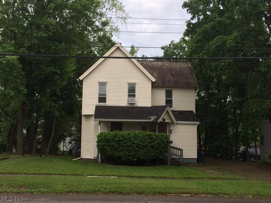 Great Investment Property that is priced to sell! 36x25 Garage/ Workshop that holds  4-5 Cars. Triplex is vinyl sided and has plenty of parking in back. 1st Floor floor Efficiency unit 1 has new carpet and has rented for $380.  Unit 2 on 1st floor has newer laminate flooring and rents for $450. Unit 3 on 2nd floor rents for $375. Kitchen appliances belong to owner. Call today to see this investment property with good potential.