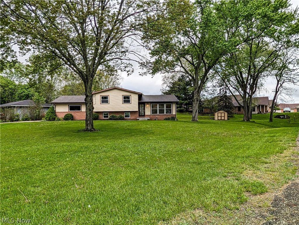 Photo of 1101 Chaparrel Road SW, Hartville, OH 44632 (MLS # 5206312)