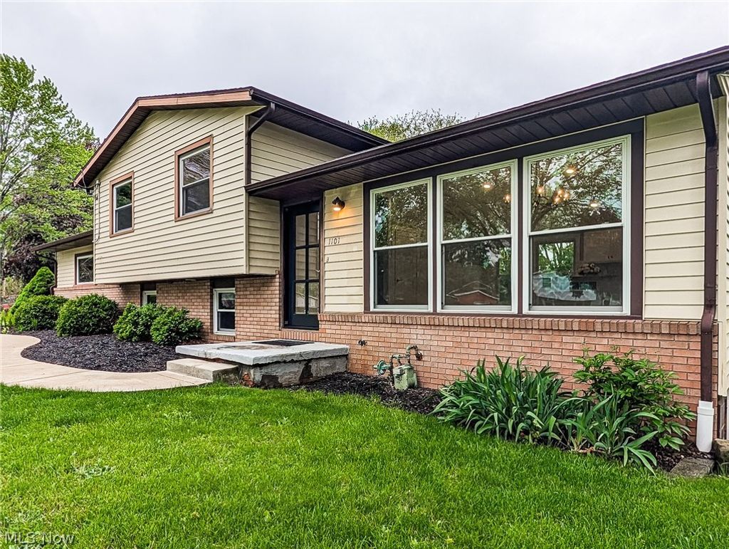 Photo of 1101 Chaparrel Road SW, Hartville, OH 44632 (MLS # 5206312)