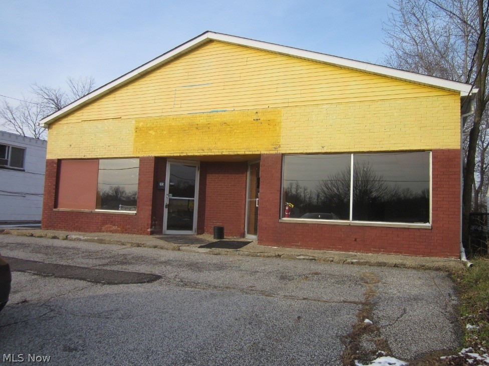 New bathrooms, new carpet, many commercial possibilities, or convert to Twinplex.