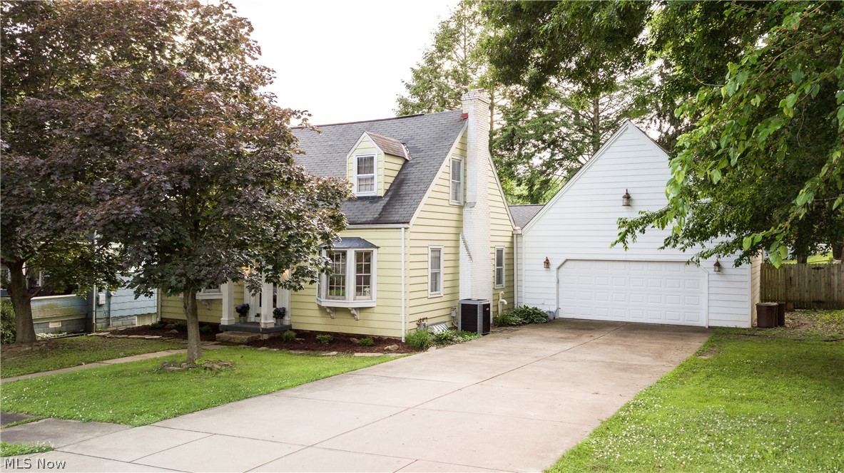Wonderful 3 Bedroom 2 1/2 Bath home located in a desired North Parkersburg neighborhood, minutes from schools and shopping as well as close to public transit. The beautiful hardwood floors show nicely and give an impressive look upon entering the home. The flow of the home is great and the Master Bedroom is located on the first floor along with full bath and laundry. There are two additional bedrooms in the upstairs as well. The garage is amazing and features a bonus area above the garage.