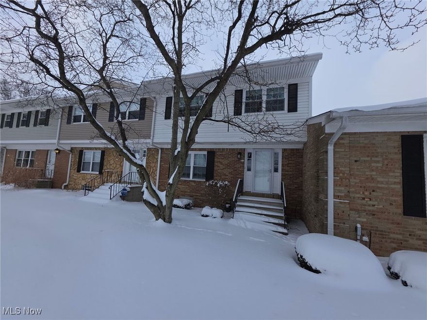 Fully remodeled condominium offering low-maintence living in the heart of Green. Offering a full basement and golf course view. Three bedrooms, 2.5 baths, with a private patio and two-car garage.