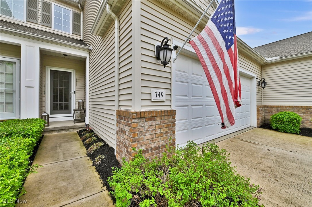749 Lakeside Drive