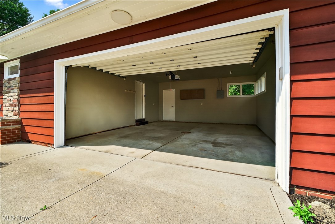 Mayfield Heights, Ohio 44124, United States, 3 Bedrooms Bedrooms, ,2 BathroomsBathrooms,Residential,Pending,181416