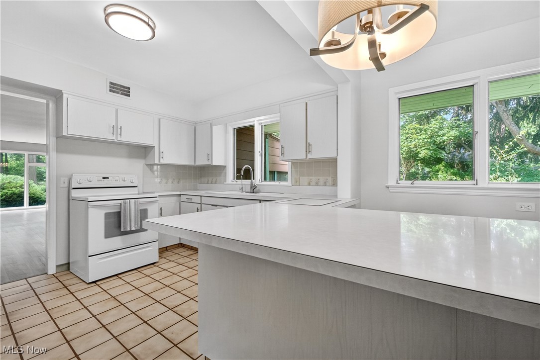 Mayfield Heights, Ohio 44124, United States, 3 Bedrooms Bedrooms, ,2 BathroomsBathrooms,Residential,Pending,181416