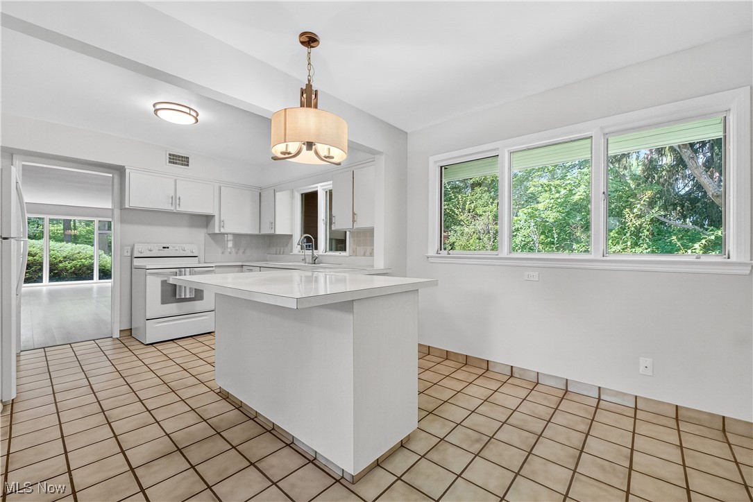 Mayfield Heights, Ohio 44124, United States, 3 Bedrooms Bedrooms, ,2 BathroomsBathrooms,Residential,Pending,181416