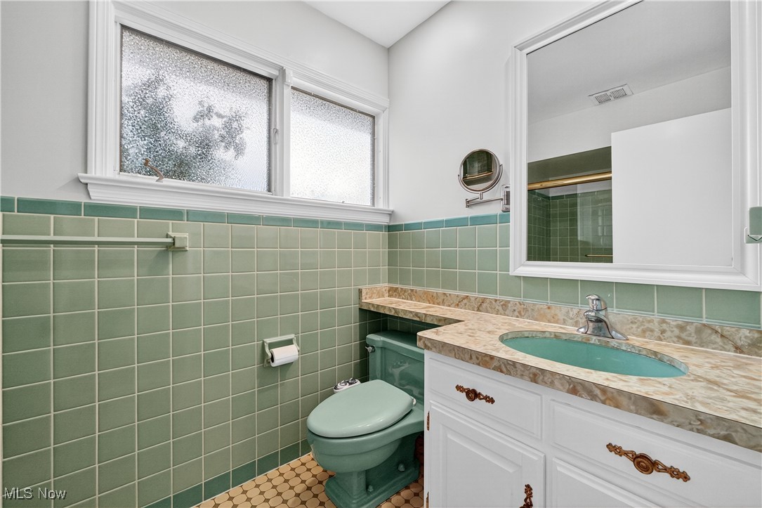 Mayfield Heights, Ohio 44124, United States, 3 Bedrooms Bedrooms, ,2 BathroomsBathrooms,Residential,Pending,181416