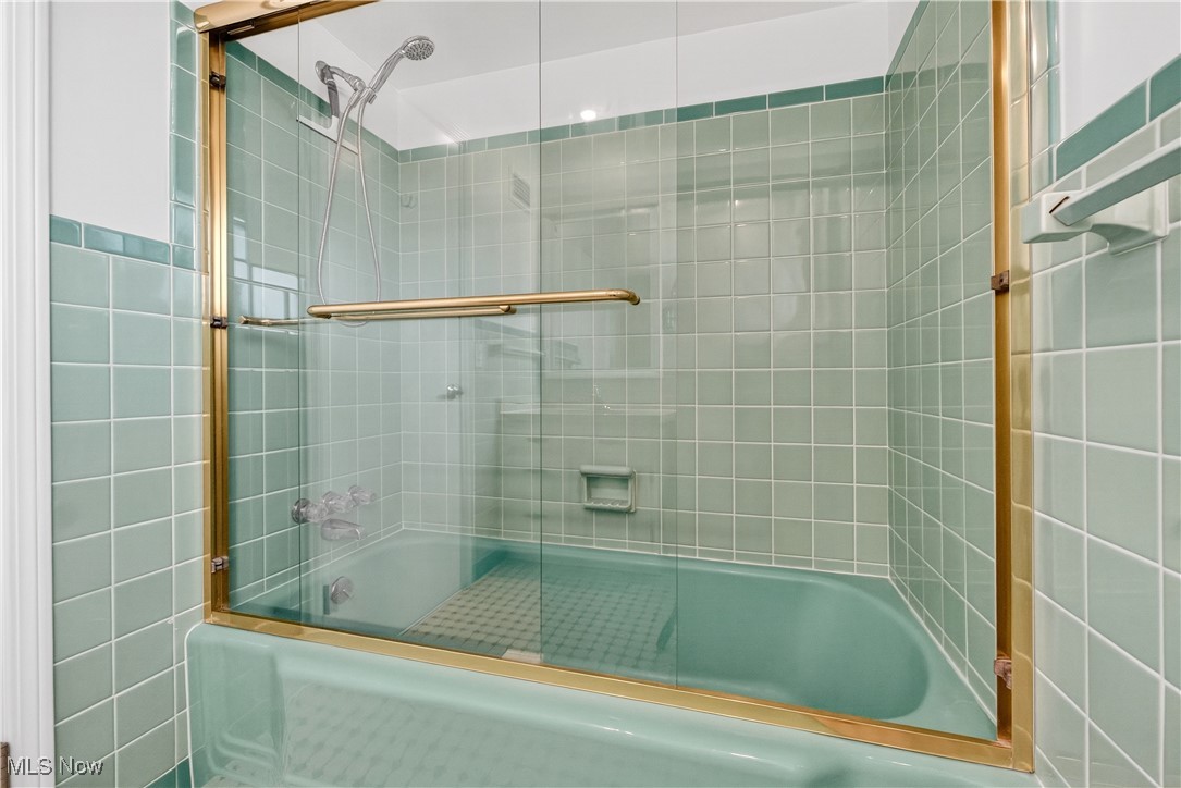 Mayfield Heights, Ohio 44124, United States, 3 Bedrooms Bedrooms, ,2 BathroomsBathrooms,Residential,Pending,181416