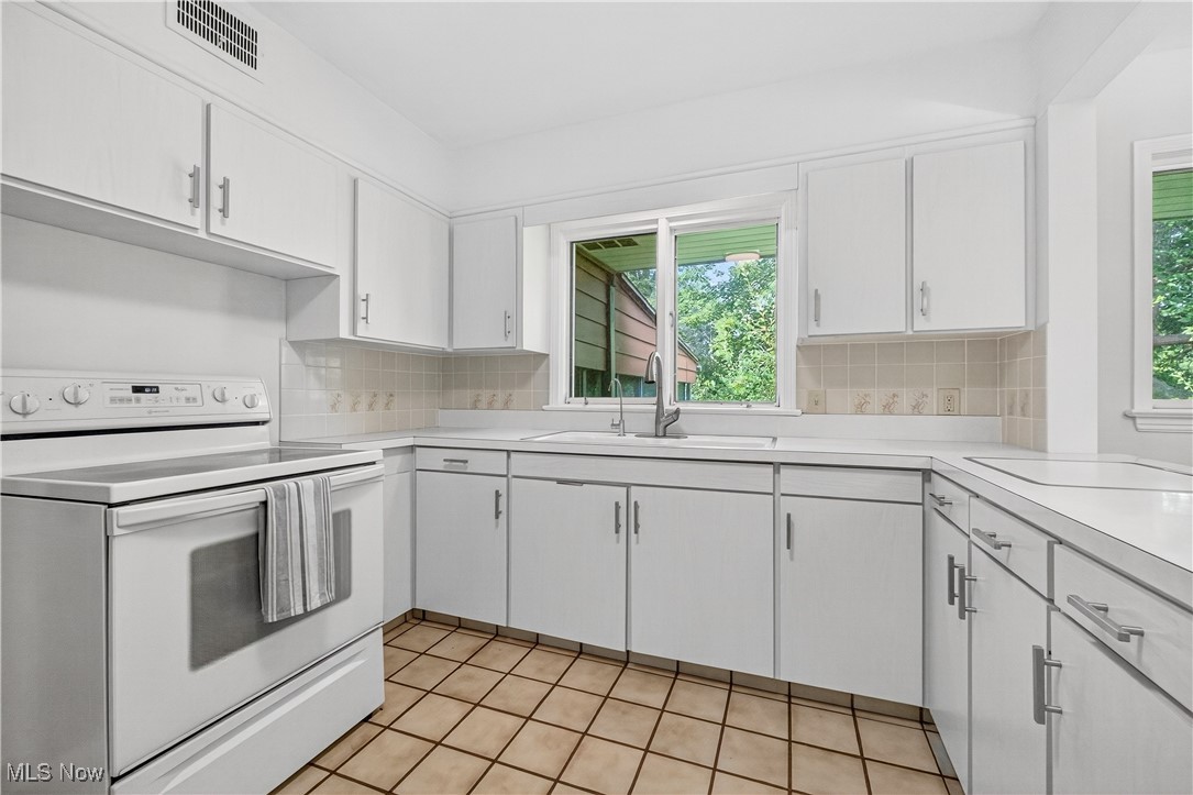 Mayfield Heights, Ohio 44124, United States, 3 Bedrooms Bedrooms, ,2 BathroomsBathrooms,Residential,Pending,181416