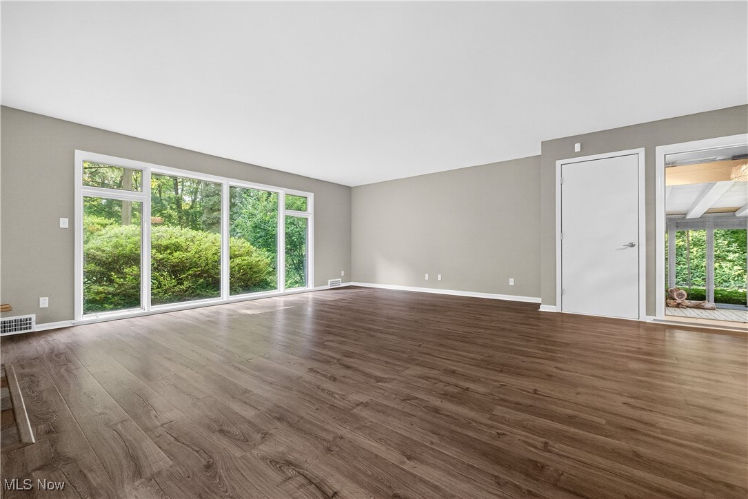 Mayfield Heights, Ohio 44124, United States, 3 Bedrooms Bedrooms, ,2 BathroomsBathrooms,Residential,Pending,181416