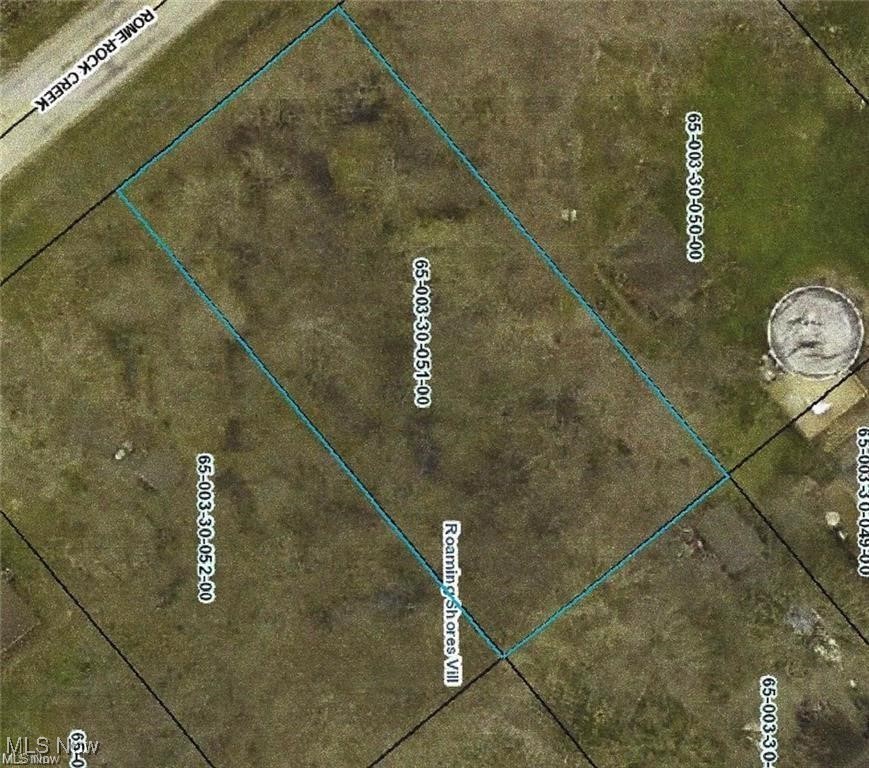 Very nice, wooded lot just a golfcart ride to the lake, restaurant, marina, clubhouse, pool, beach, tennis & pickleball. Lake Roaming Rock ranks in the top five private lakes for bass fishing.