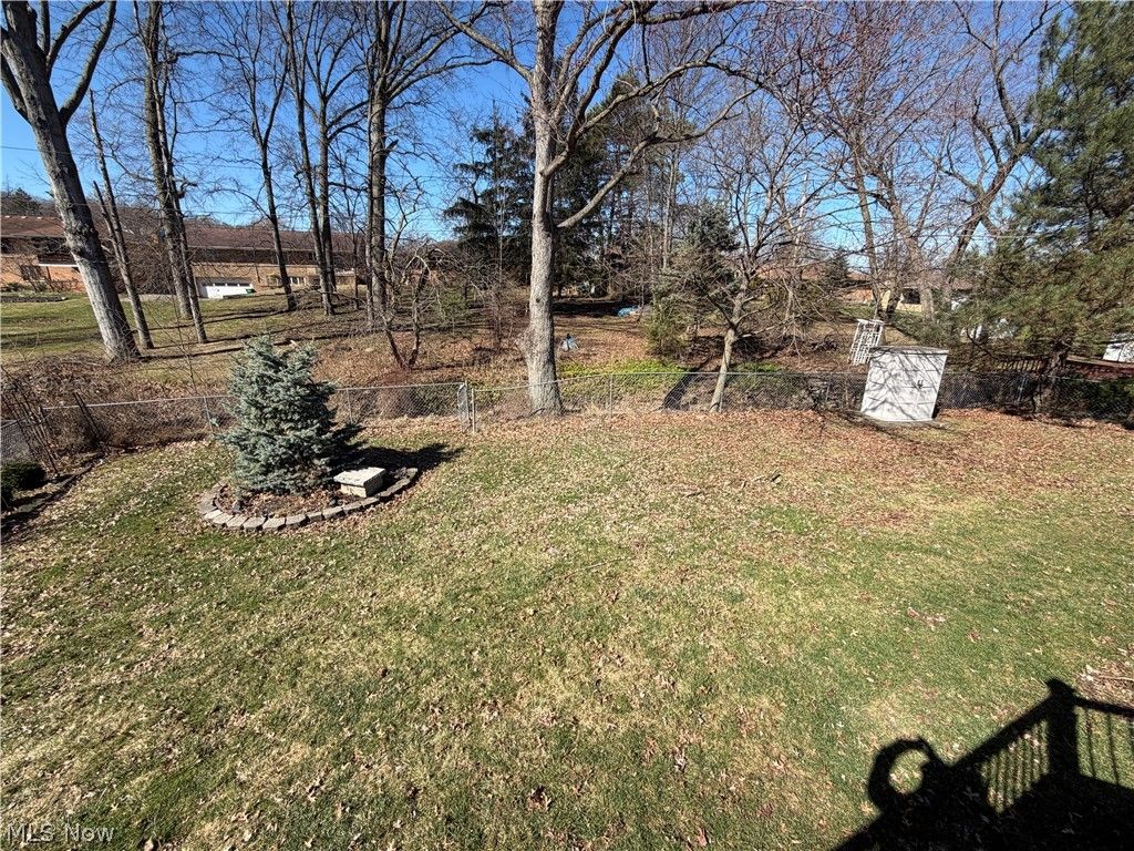 Photo of 5860 N Crossview Road, Seven Hills, OH 44131 (MLS # 5191969)