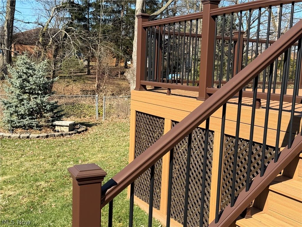 Photo of 5860 N Crossview Road, Seven Hills, OH 44131 (MLS # 5191969)