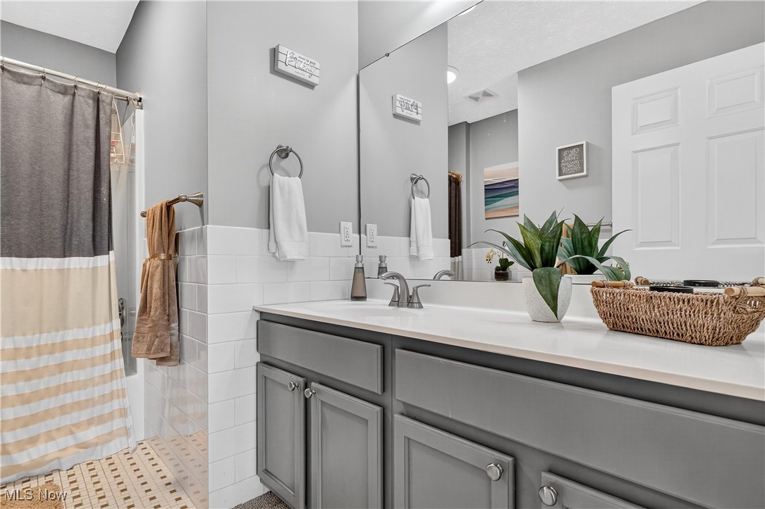 Twinsburg, Ohio 44087, United States, 4 Bedrooms Bedrooms, ,4 BathroomsBathrooms,Residential,Active,220425