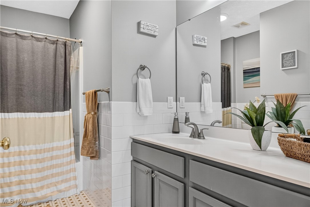 Twinsburg, Ohio 44087, United States, 4 Bedrooms Bedrooms, ,4 BathroomsBathrooms,Residential,Active,220425