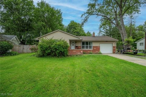 Photo of 40 Woodleigh Court, Austintown, OH 44511 (MLS # 5178964)