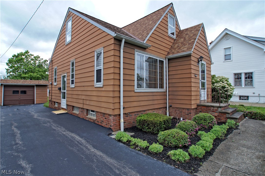 Walter H Telling Broadfield - Residential