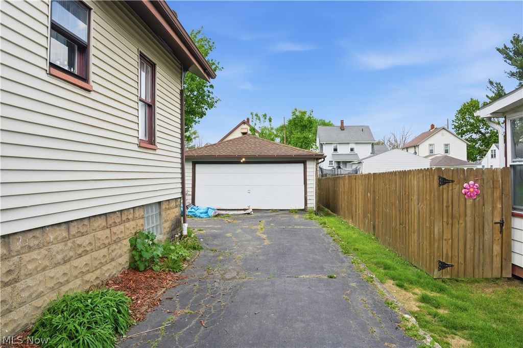 Photo of 83 Como Street, Struthers, OH 44471 (MLS # 5205160)