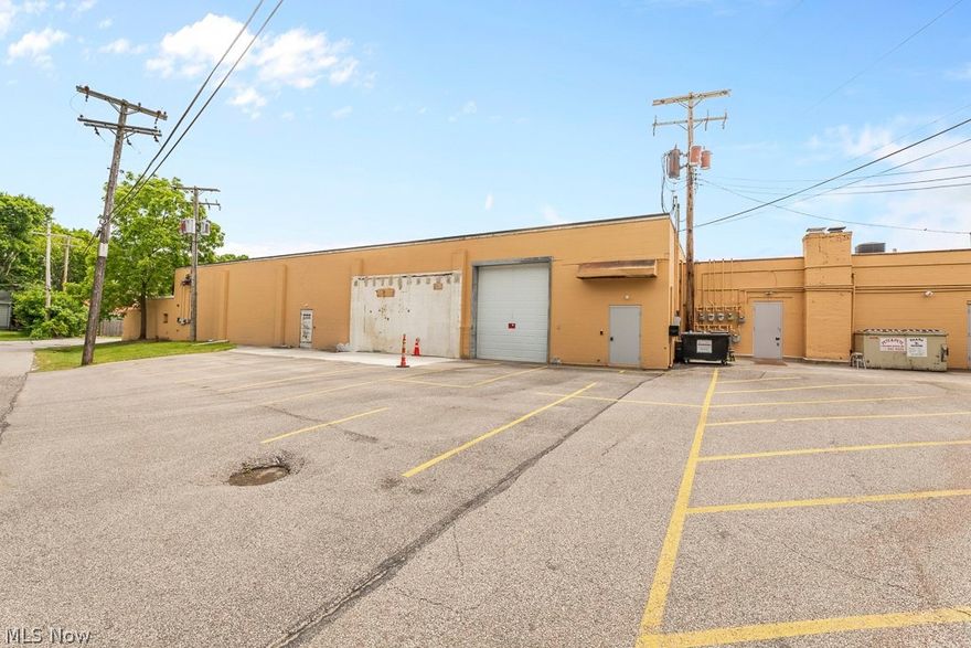 Office or Retail or warehouse spaces available for lease at The Kirtland Shopping Plaza.  Perfect location to lease with high traffic count.  This listing is for 5500 sqft warehouse/flex space.  Other spaces available –retail/storefront/office.