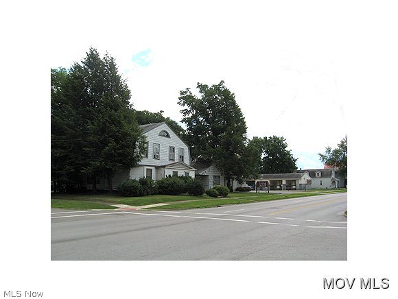 1/2 block of commercially zoned property on a corner location w/alley access across the back. Includes a 2 story, 2BR, 1BA dwelling, a concrete block structure(formerly a carwash), a concrete block comm office bldg w/2.5 BA's, kitchenette. 1 story, 1BR, 1BA dwelling and a large 2 story dwelling divided into 4-1BR, 1BA units & 1 effcience unit. Additional info in office. ONE OF THE OWNERS IS A LICENSED REAL ESTATE AGENT. Fire: VOL Police: CTY WaterAvail: Y GasAvail: Y PossFreeGas: N