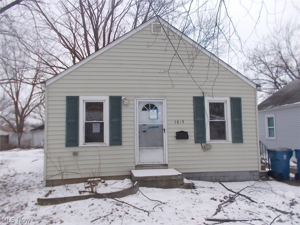 Cute Ranch with 2 bedrooms, 1 full bath and good size backyard. Needs some TLC of course but will be a cozy nest for its new owner