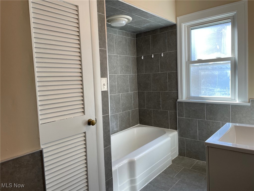 5073 Greenhurst Drive, Maple Heights, Ohio image 30