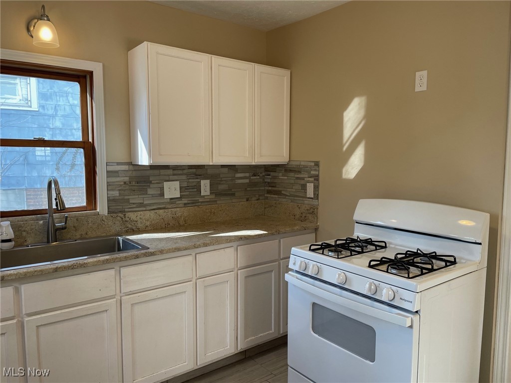 5073 Greenhurst Drive, Maple Heights, Ohio image 14