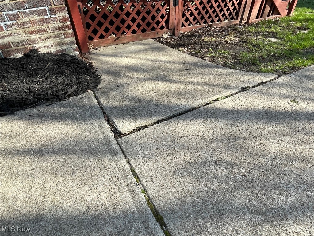 5073 Greenhurst Drive, Maple Heights, Ohio image 4