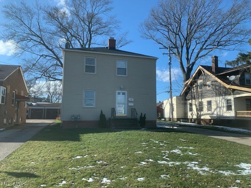 Charming duplex in Parma with 2 bedrooms, 1 bathroom. Unit has been freshly painted. Two car parking spots; one in garage and one outside. Full basement for community use with storage and washer/dryer in unit. (Owner will not warranty if they break)
Units have A/C. One pet policy, maximum 40 pounds ($250 non-refundable pet deposit). Tenants pays all utilities and handles lawn care and snow removal. Credit score of 600 or higher and no evictions.