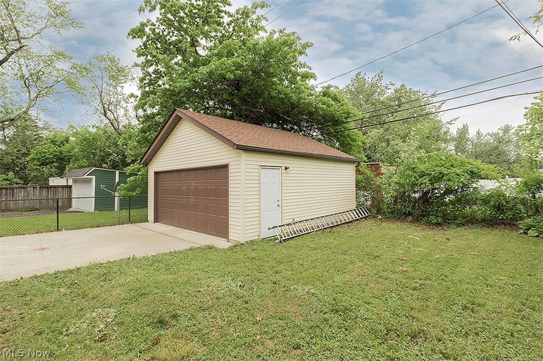 B J Luceys - Residential