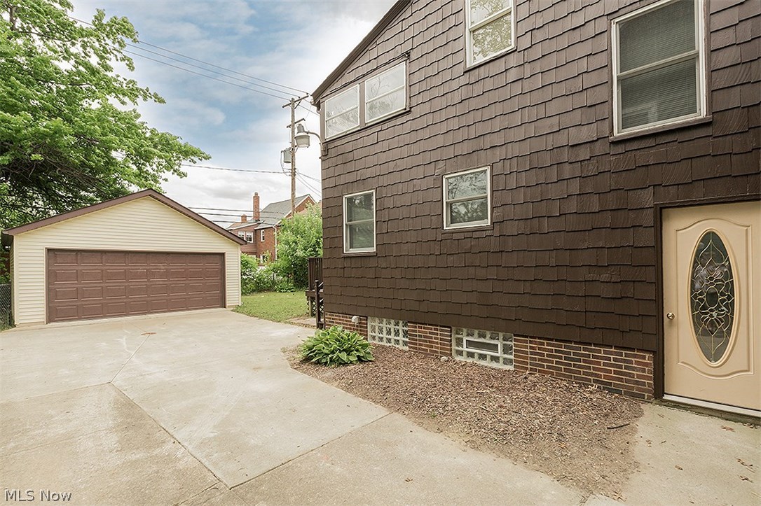 B J Luceys - Residential