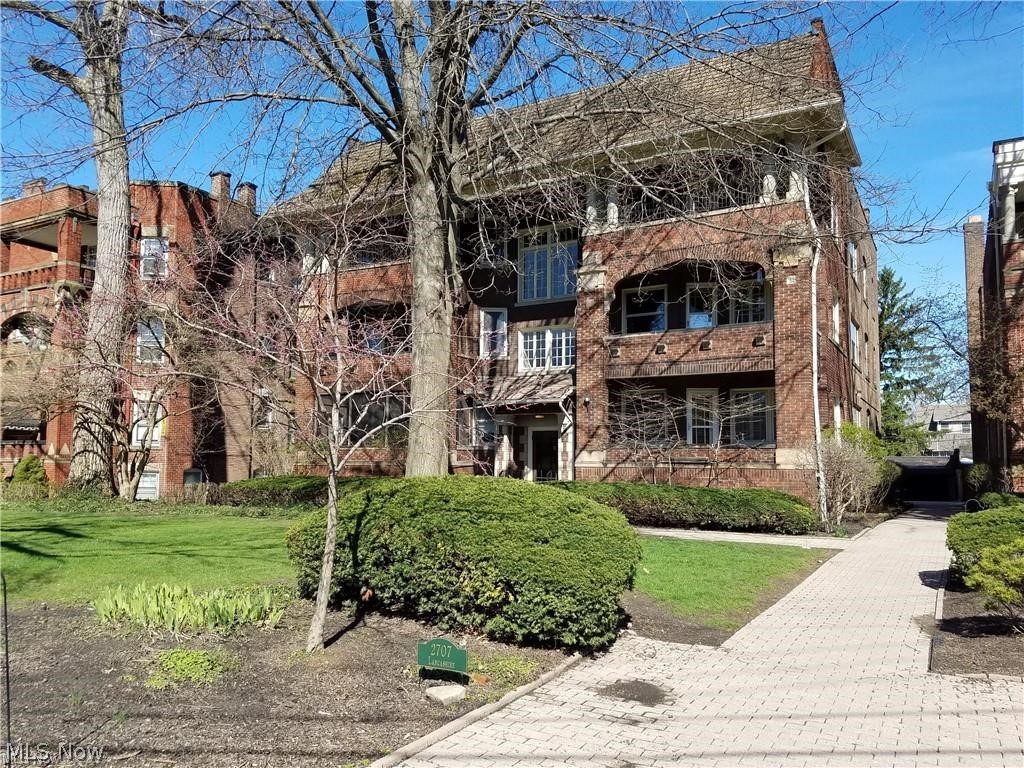 Welcome to 2707 Lancashire Rd in beautiful Coventry Village. Close to all your favorite spots on Coventry Rd, Little Italy, and University Circle.
Enjoy the hottest spots in Cleveland just minutes away from this amazing condo. Off the living room is an office space to work from home or use
as a game room. From the living room you enter the large dining room perfect for a quiet dinner or entertaining friends. Enjoy the beautiful
hardwood floors, the updated kitchen with granite counter tops and an amazing amount of closet space. Call today for your privet tour!