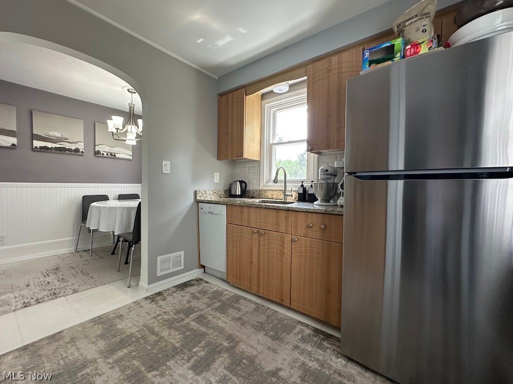 Main image without alt text