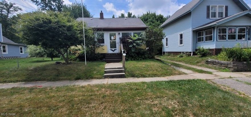 Rare find and true opportunity in Wadsworth . Close to amenities with large back yard backing to a creek .. Priced to sell !!