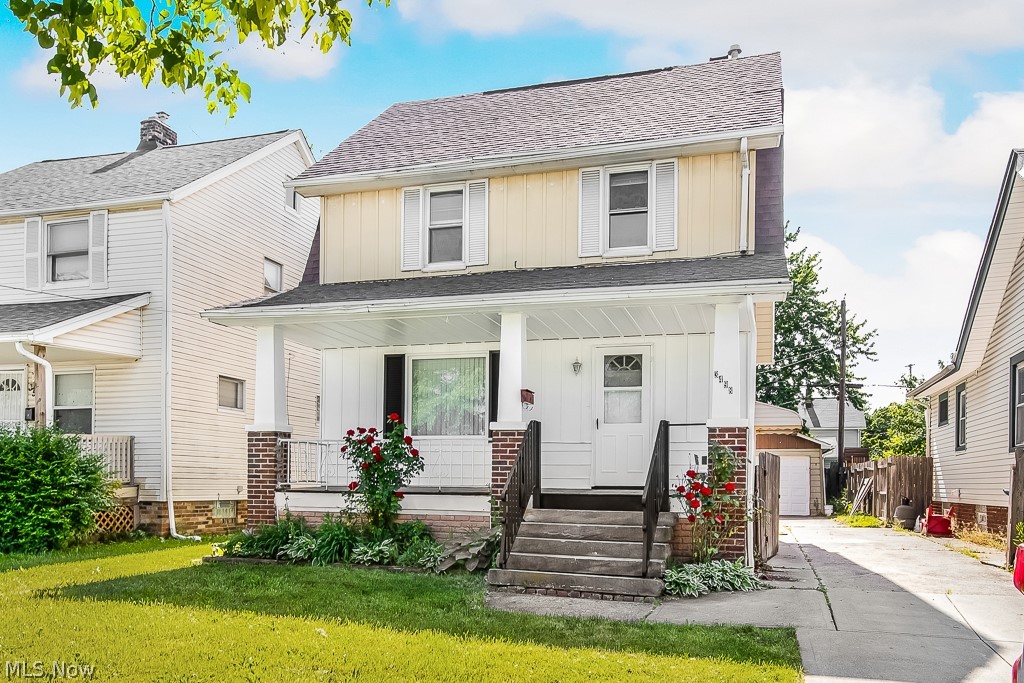 Come see this beautiful, newly renovated, 3b bed, 1 bath home. This cozy home has brand new kitchen cabinets, a new bathroom, new flooring on the main floor, and new carpet in all the bedrooms.