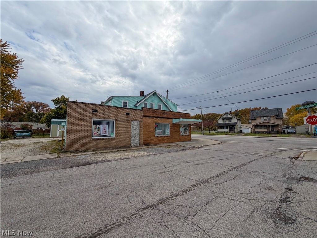 Photo of 2405 Youngstown Road SE, Warren, OH 44484 (MLS # 5210997)