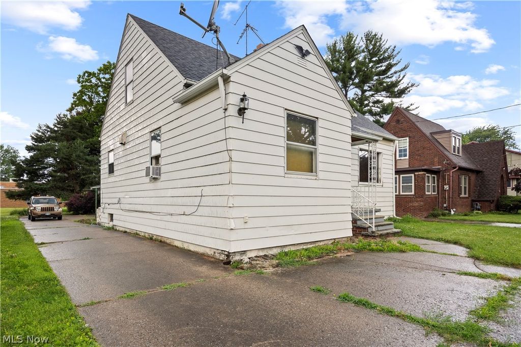 Photo of 406 Root Road, Lorain, OH 44052 (MLS # 5219517)