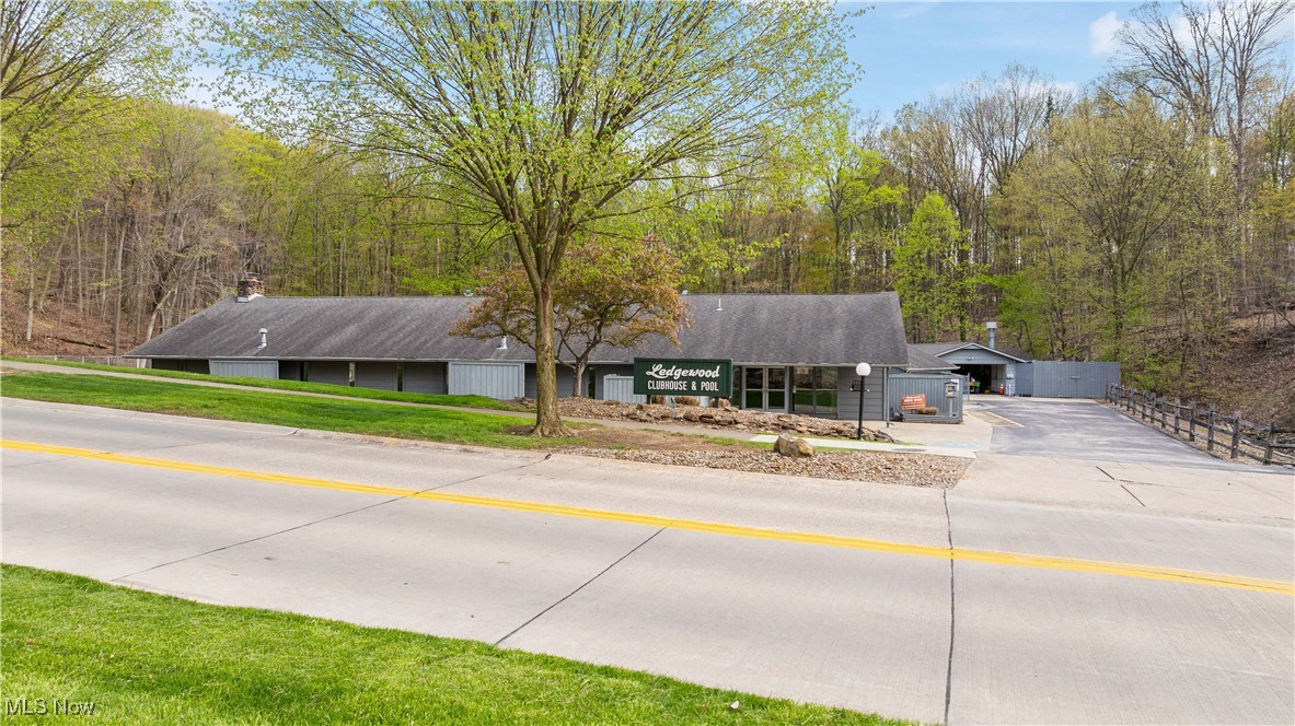 17653 Falling Leaves Road, Strongsville, Ohio image 49