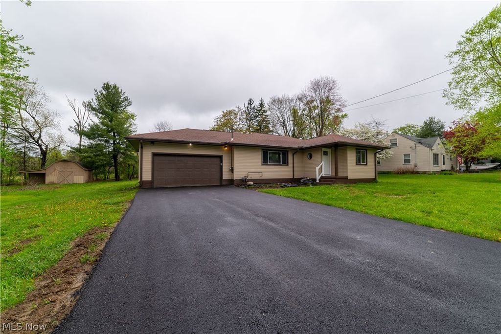 Photo of 2407 Northview Drive, Cortland, OH 44410 (MLS # 5204473)