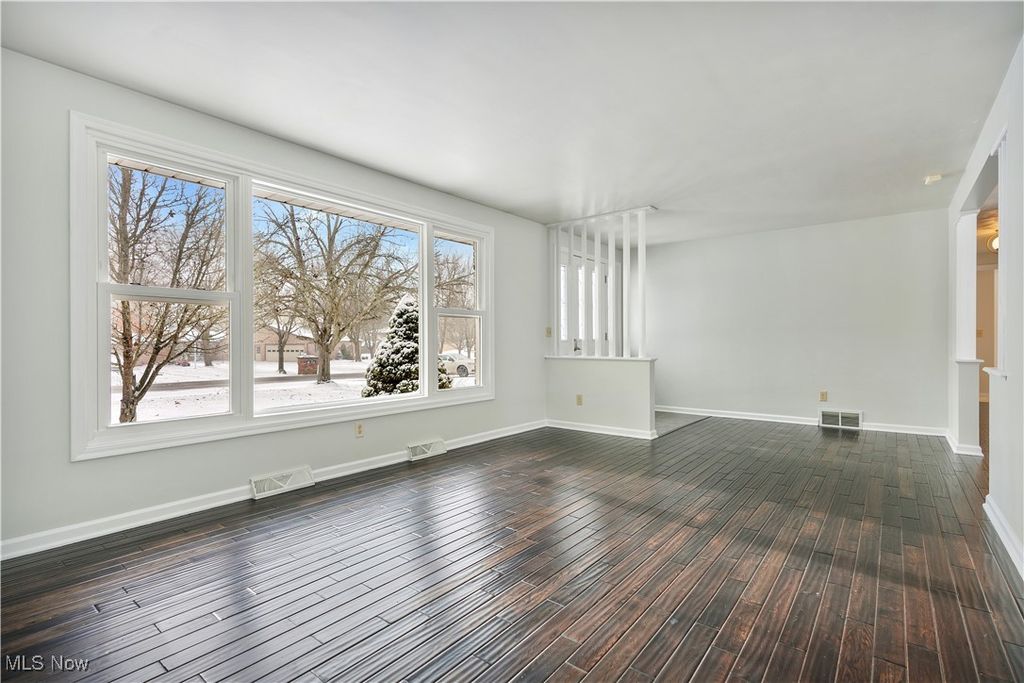 Photo of 5125 Glenoak Drive NE, Louisville, OH 44641 (MLS # 5182261)