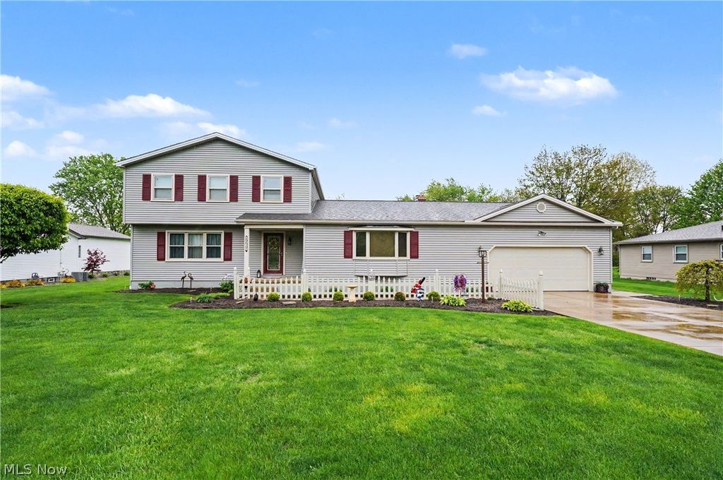 Photo of 6645 Summit Drive, Canfield, OH 44406 (MLS # 5206332)