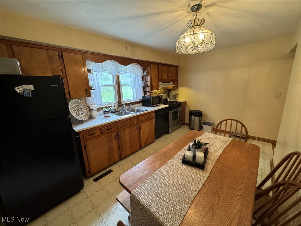 Parkersburg, West Virginia 26101, United States, 3 Bedrooms Bedrooms, ,1 BathroomBathrooms,Residential,Contingent,185340