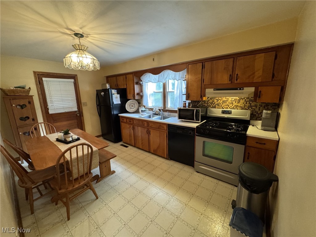 Parkersburg, West Virginia 26101, United States, 3 Bedrooms Bedrooms, ,1 BathroomBathrooms,Residential,Contingent,185340