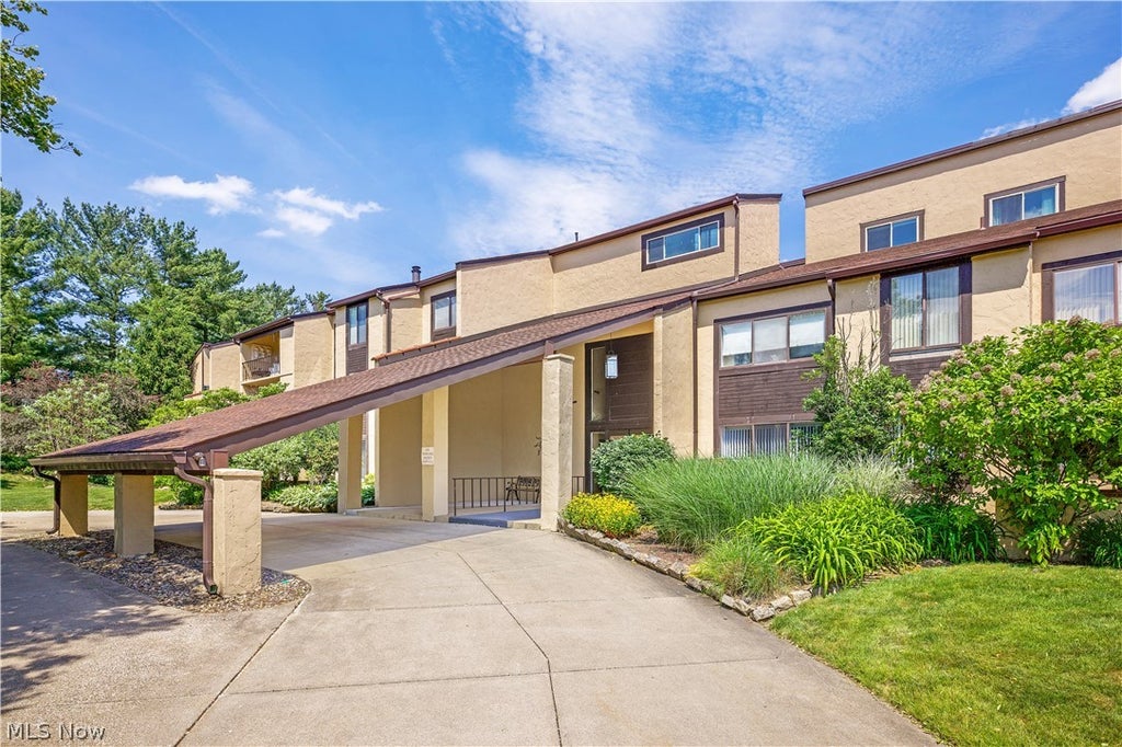 Photo of 186 Court Drive #105, Fairlawn, OH 44333 (MLS # 5214092)