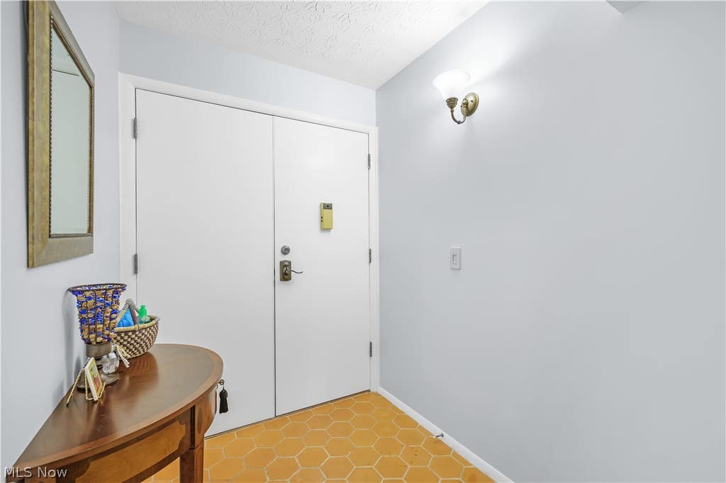 Photo of 186 Court Drive #105, Fairlawn, OH 44333 (MLS # 5214092)