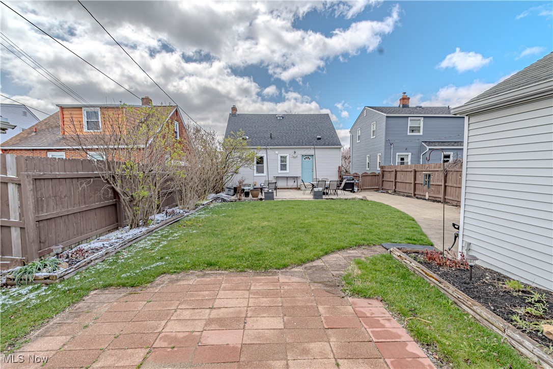 8502 Renwood Drive, Parma, Ohio image 23