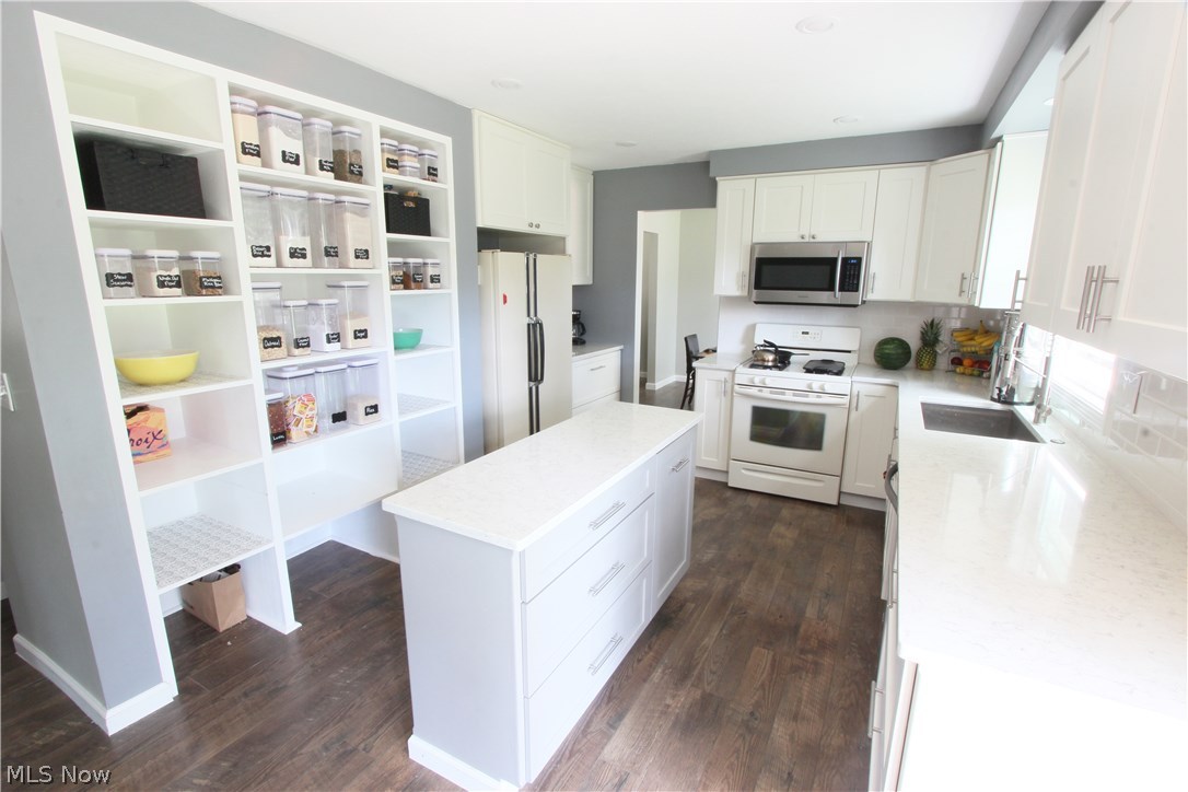 New England Estates 03 - Residential